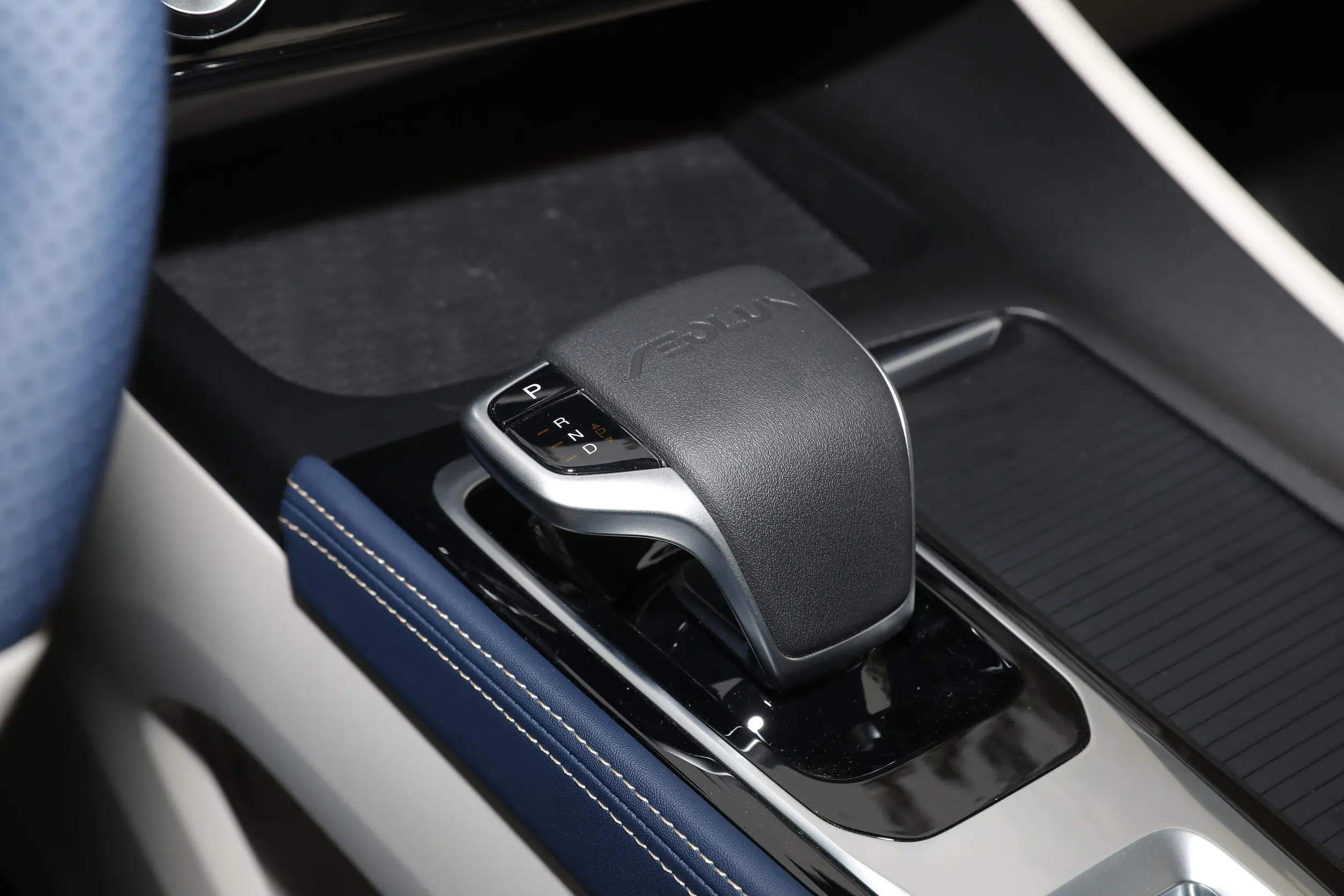 Experience the Ultimate Comfort and Performance with DONGFENG AEOLUS HUGE 1.5L Hybrid Passenger Car