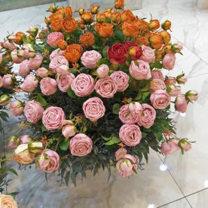 China Artificial Queen Rose Spray Bouquet Bunches For Home Decorations on sale