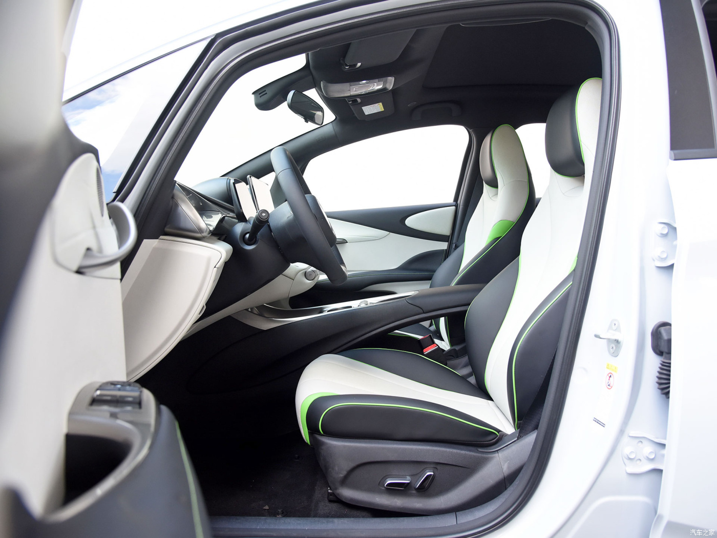 High-speed electric hatchback BYD Dolphin left direction disk large space five door five seat new car with a range of 405 km