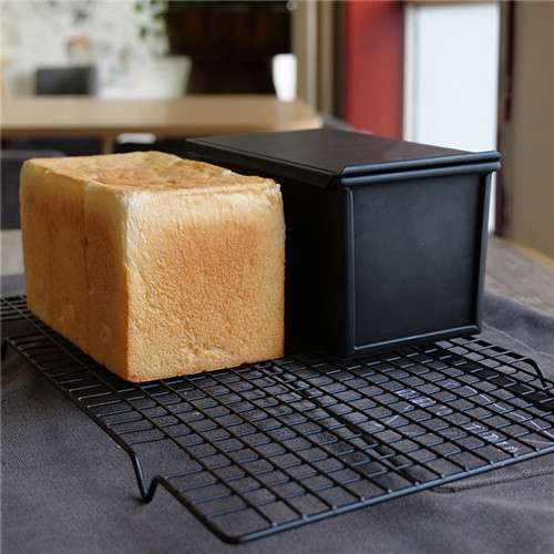 RK Bakeware China-1 lb. Aluminum Loaf Pans/Aluminized Steel Bread Loaf Pan - 8 1/2" x 4 1/2" x 2 3/4"