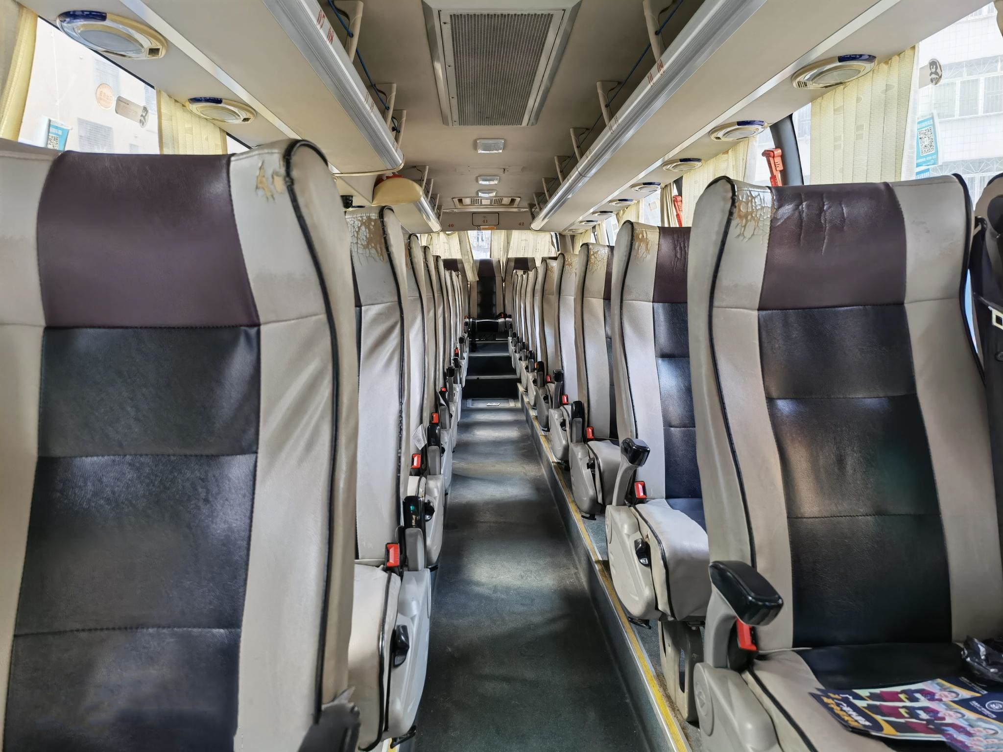 Second Hand Tourist Bus Leaf Spring Bush Passenger Bus Single Door 47 Seats Tour Bus Rear Engine