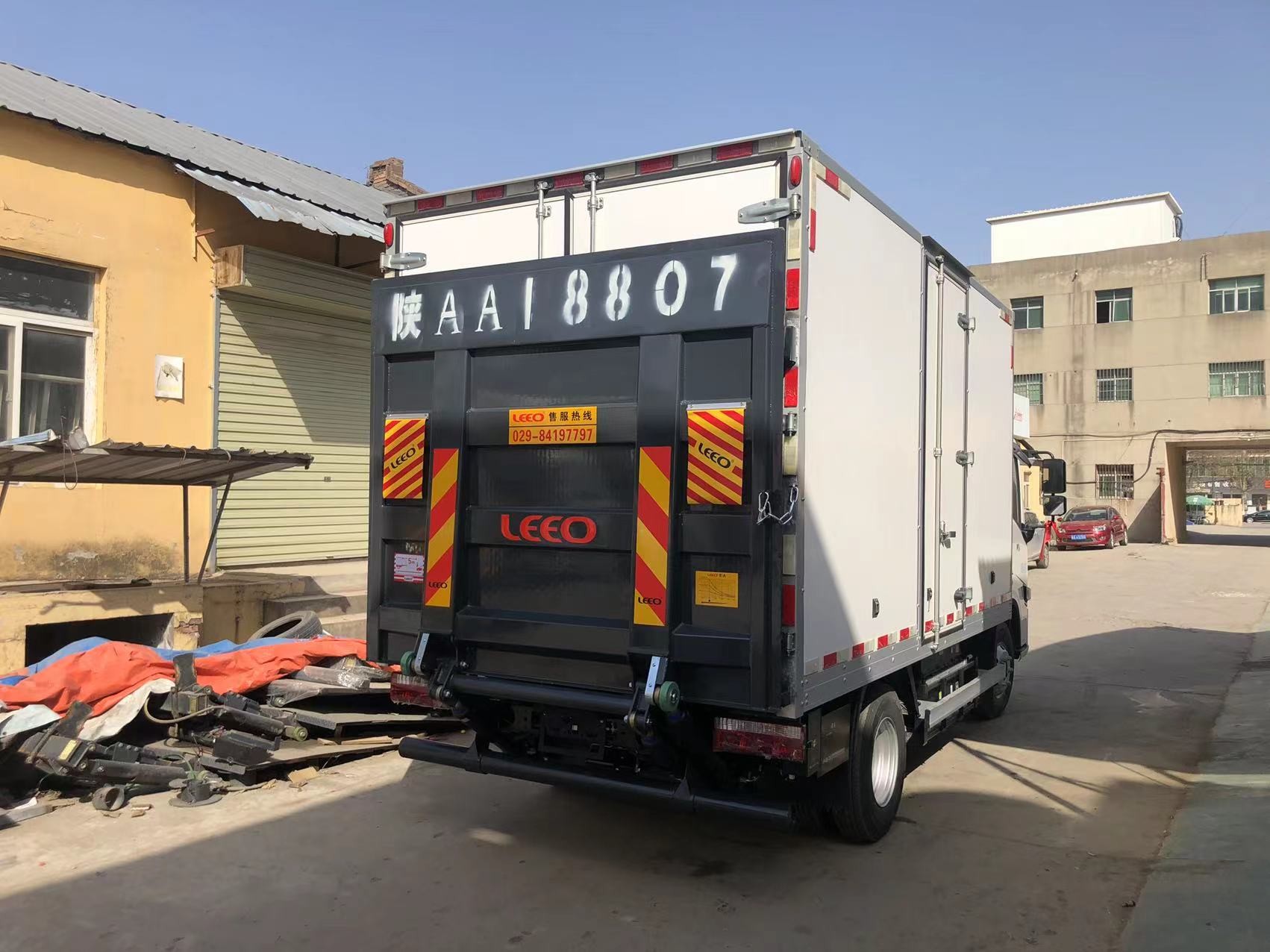 1.5 Ton Steel Truck Tail Gate Lift suitable for 1.8m Van with black color and DC24V/2KW