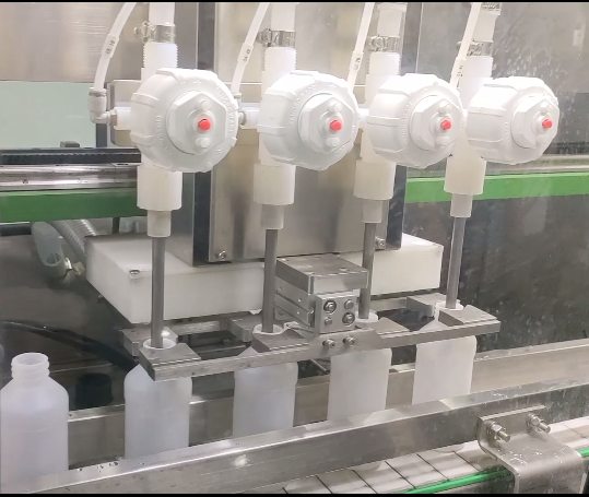 High Speed 4 Heads Liquid Bottle Filling Capping Labeling Machine for Plastic Bottles