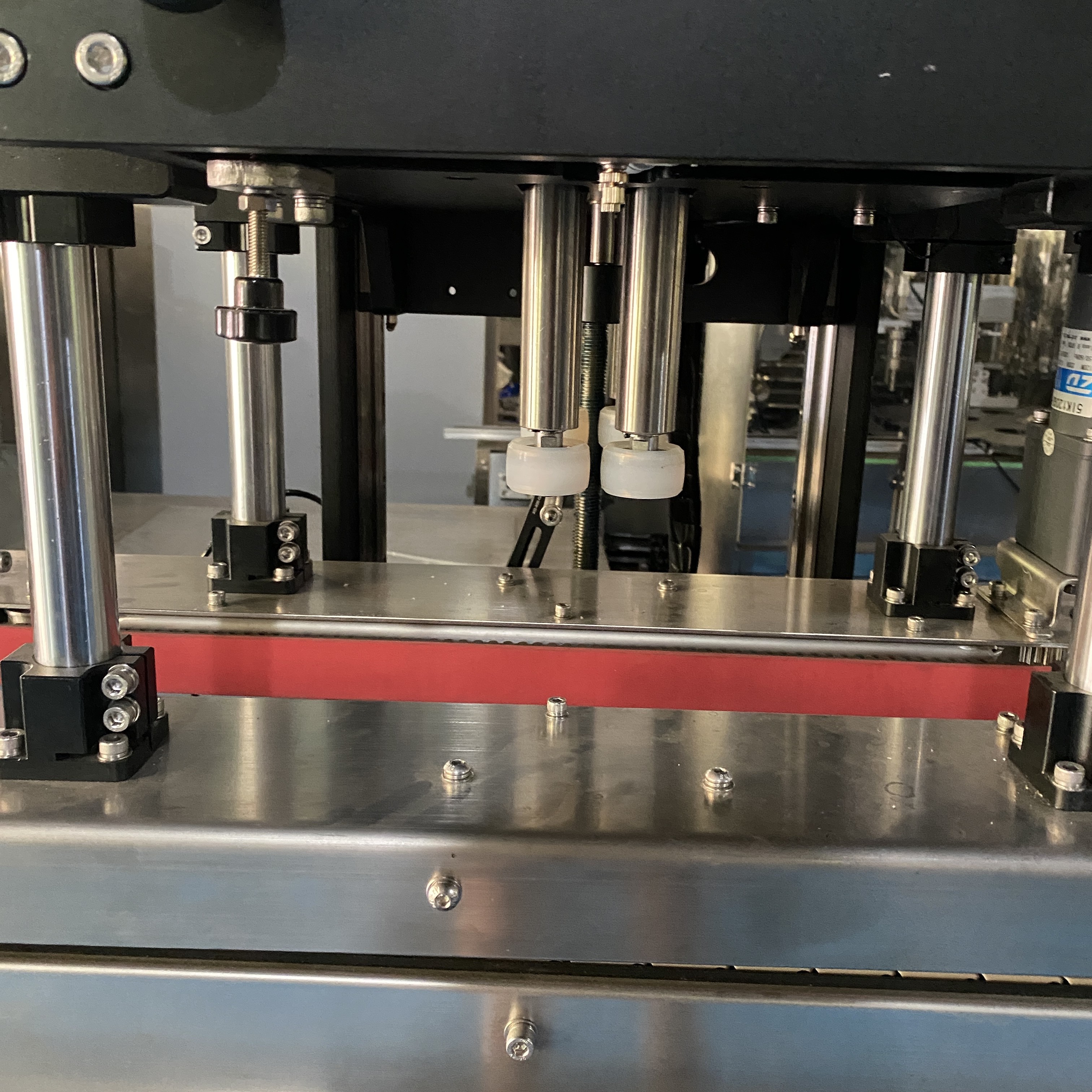 2000 ~ 3500 b/H Pneumatic Plastic Bottle Capping Machine Electrical Control Movement
