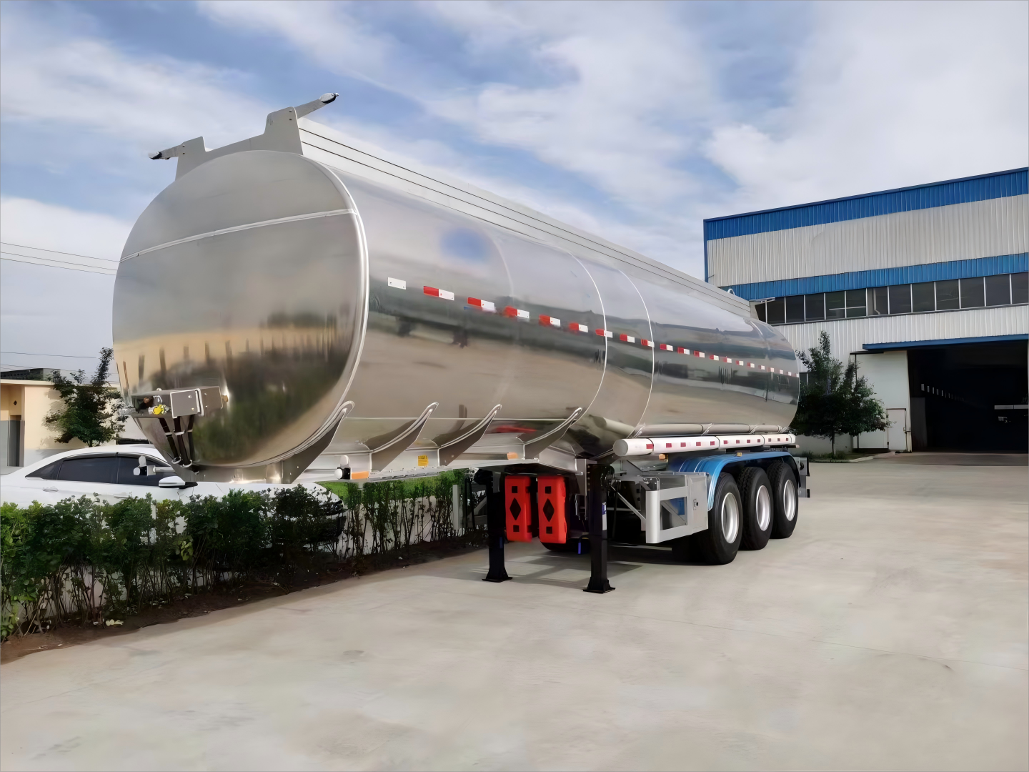 CIMC iron or stainless steel for LNG Gas Station with single or 2/4 optional compartment Liquefied Natural Gas Cryogenic Trucks