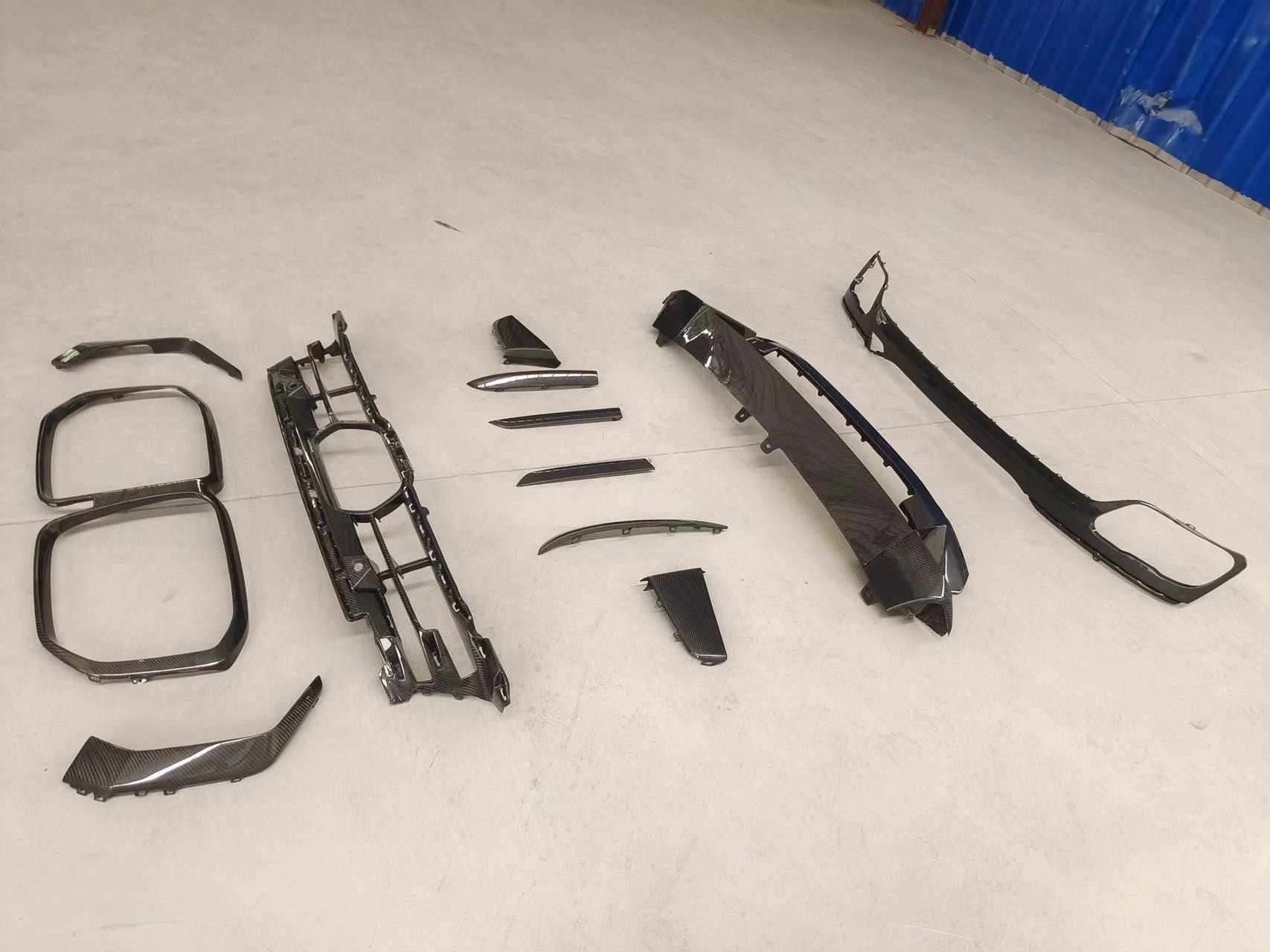 For BMW X7 Carbon Fiber Body Kit X7 OEM Style Carbon Fiber Front Lip Diffuser Large Light Shade Body Kit