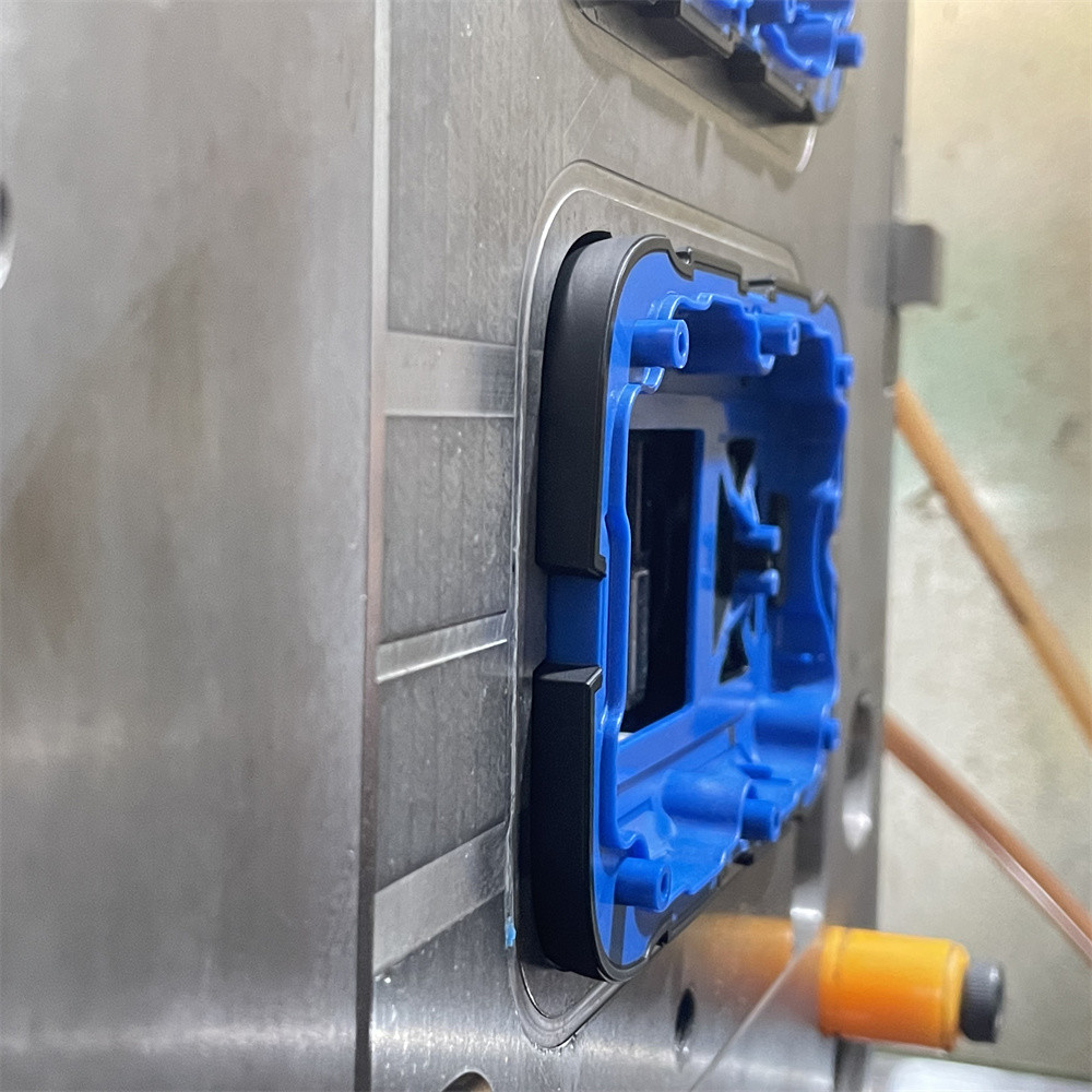 Professional 3D Texture Black Part Injection Mold Phone Case Mould LKM Standard