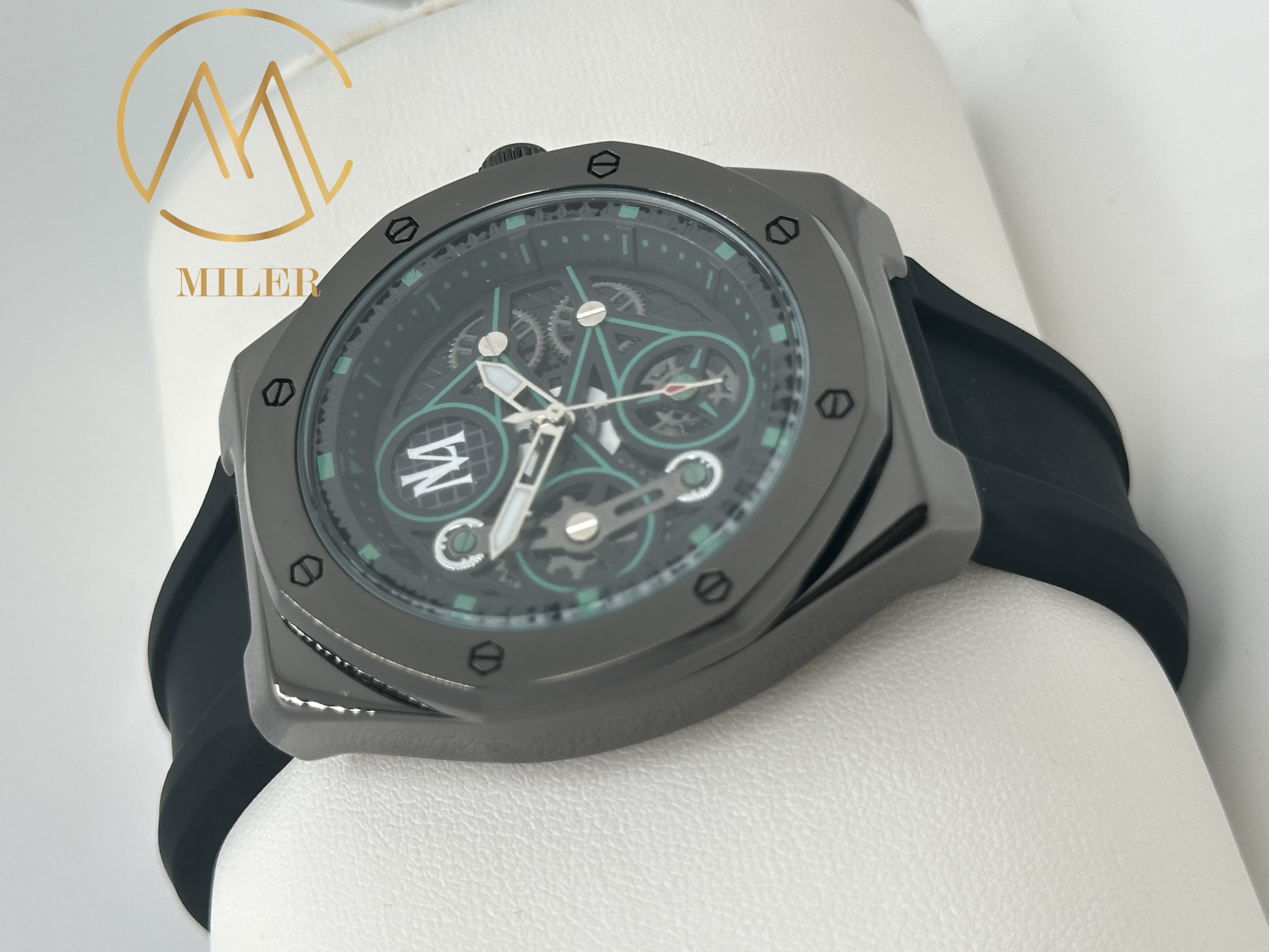 Customized Trendy Quartz Wrist Watches For Men With Luminous Hands Leather Band