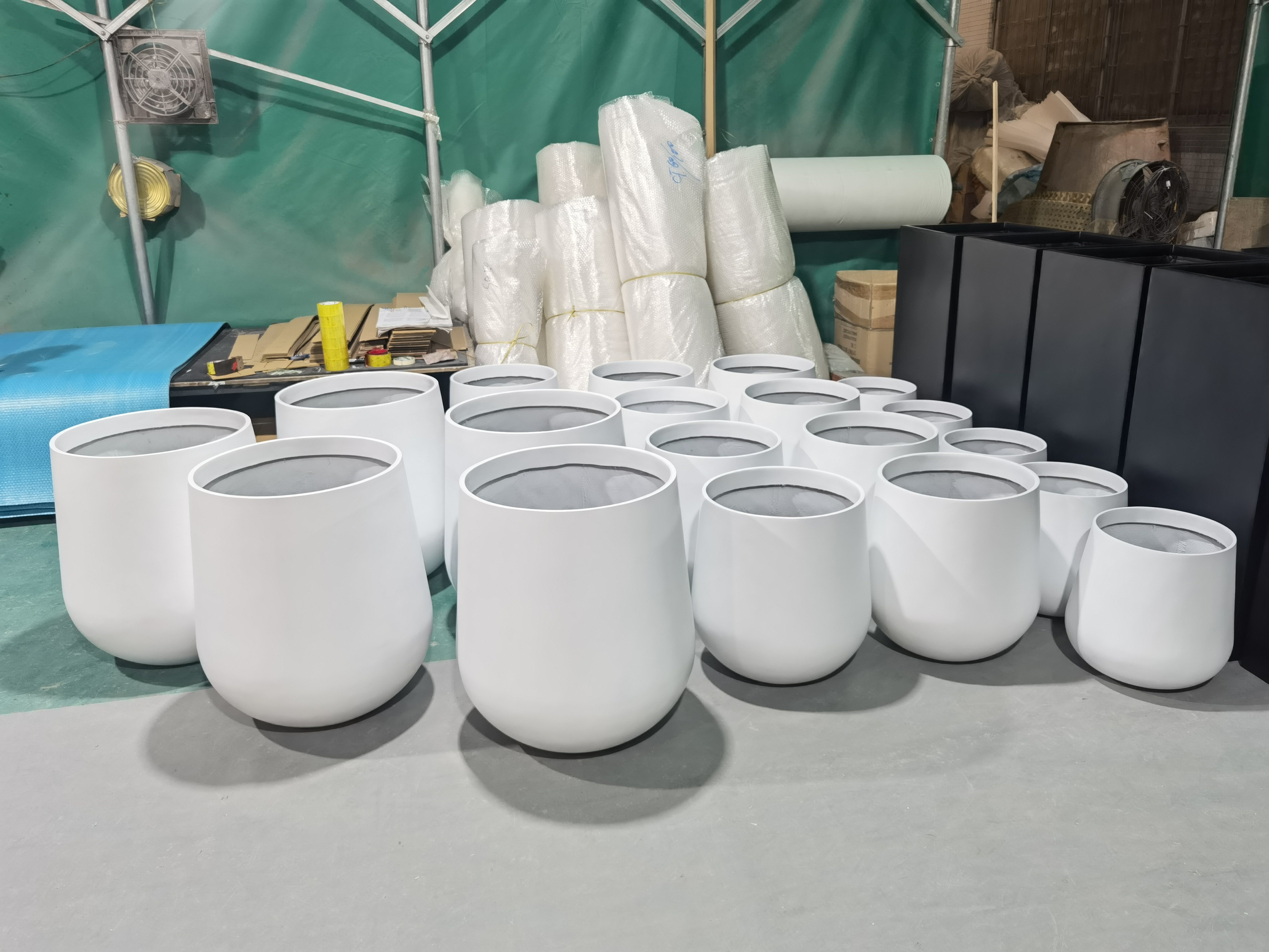Round Shape Tall Large Fiberglass Flower Pots Customized Logo Printing Resin Fiberglass Plant Box