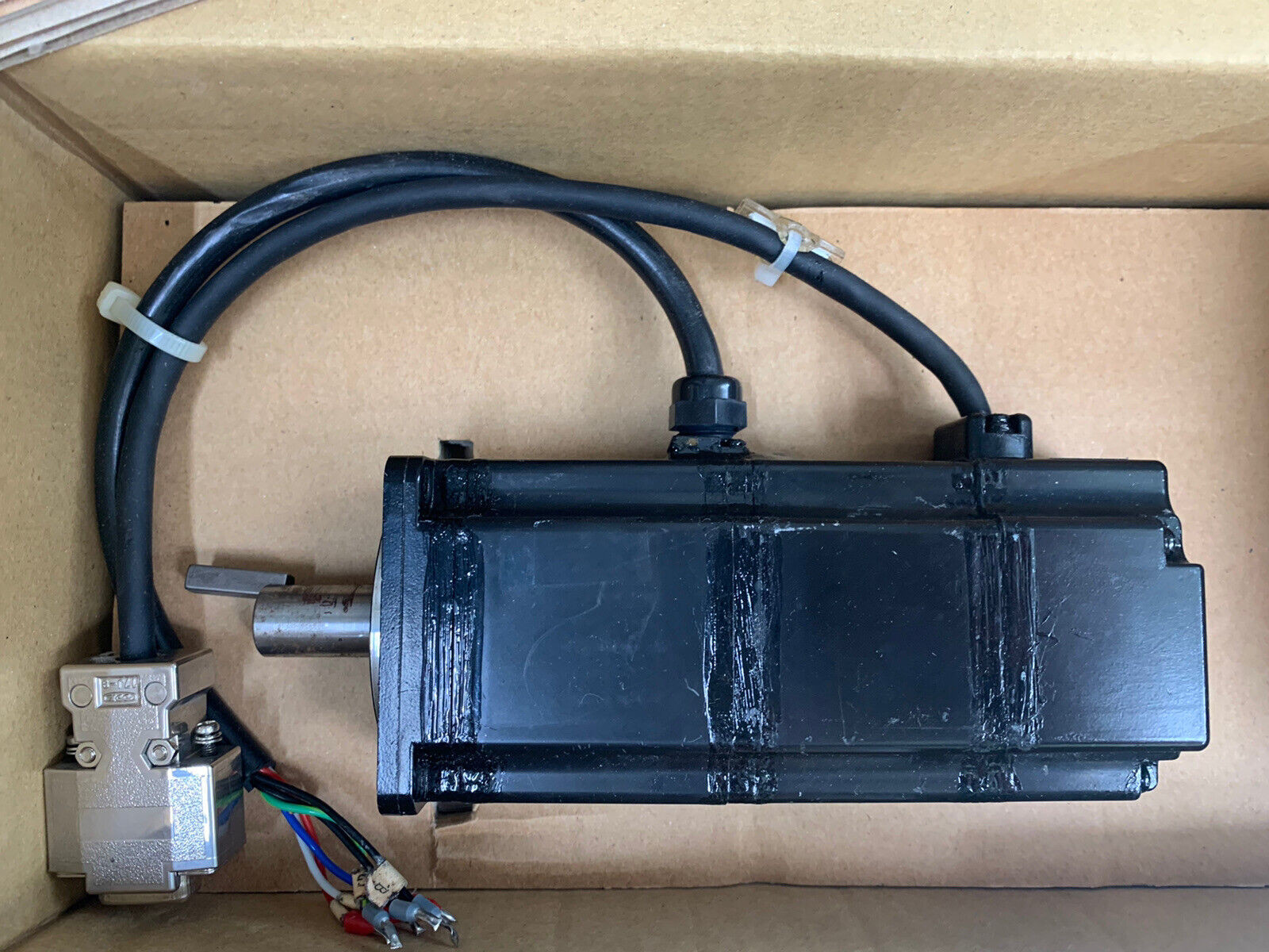 R88M-U20030VA-BS1 OMRON 200w output 200v input AC servo motor