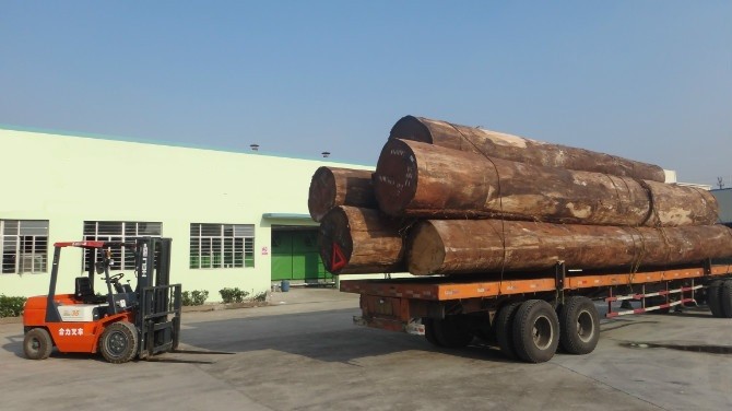 Engineered Wood Veneer Red Santos Rose Wood 2500*640 mm Size