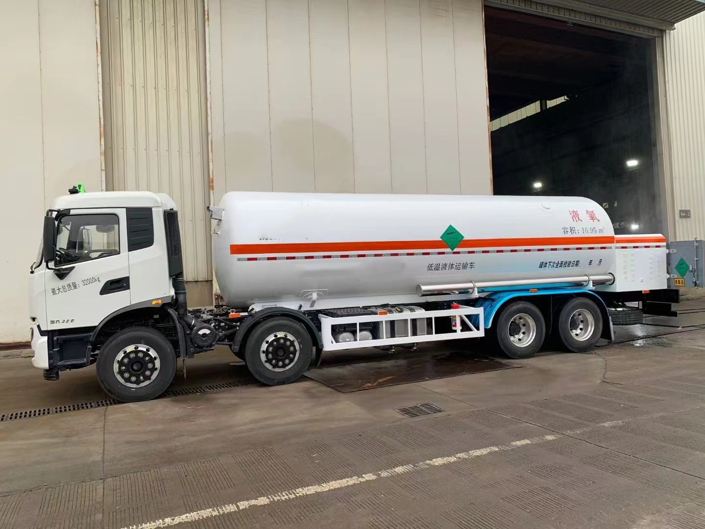 CIMC S30408 Q345R 3 Axles 13200*2540*4000mm total capacity 52.6cbms air suspension Yosts landing leg 50# traction pin LNG Tanker