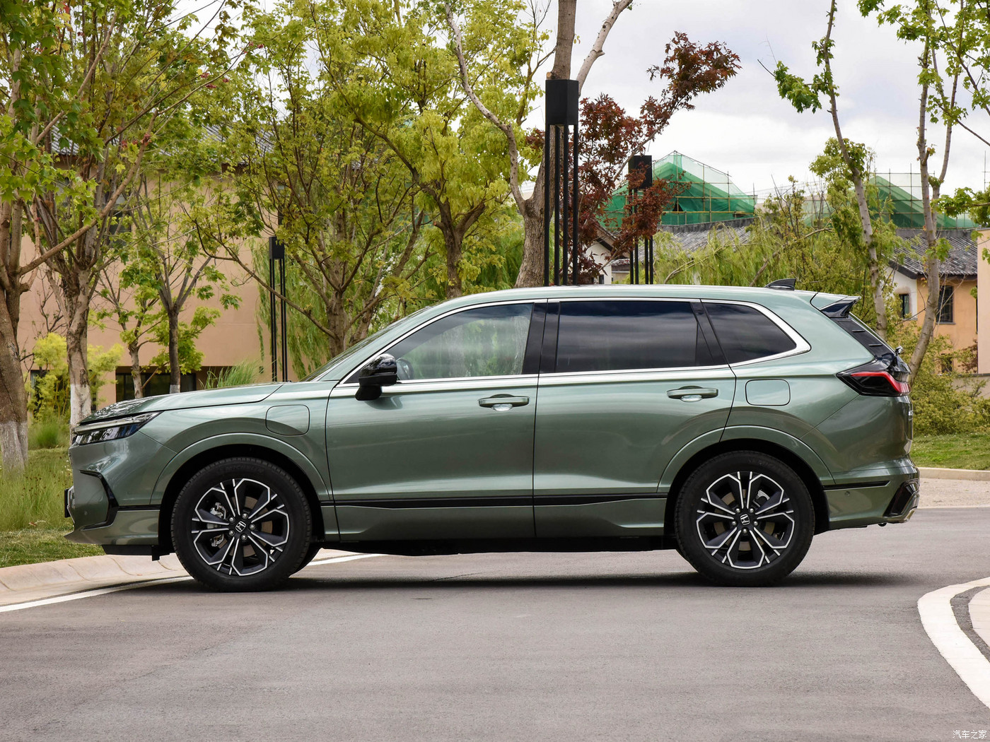 Energy Vehicle 2024 BYD Blue Pink BREEZE Electric Car 5-Door 5-Seat SUV with ePHEV Hybrid and Lithium Iron Phosphate Battery
