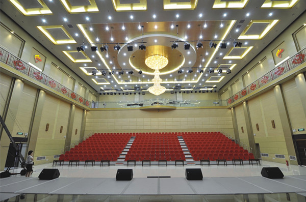 Rise Mounted Retractable Wood Bleachers / Conference Hall Telescopic Seating Systems