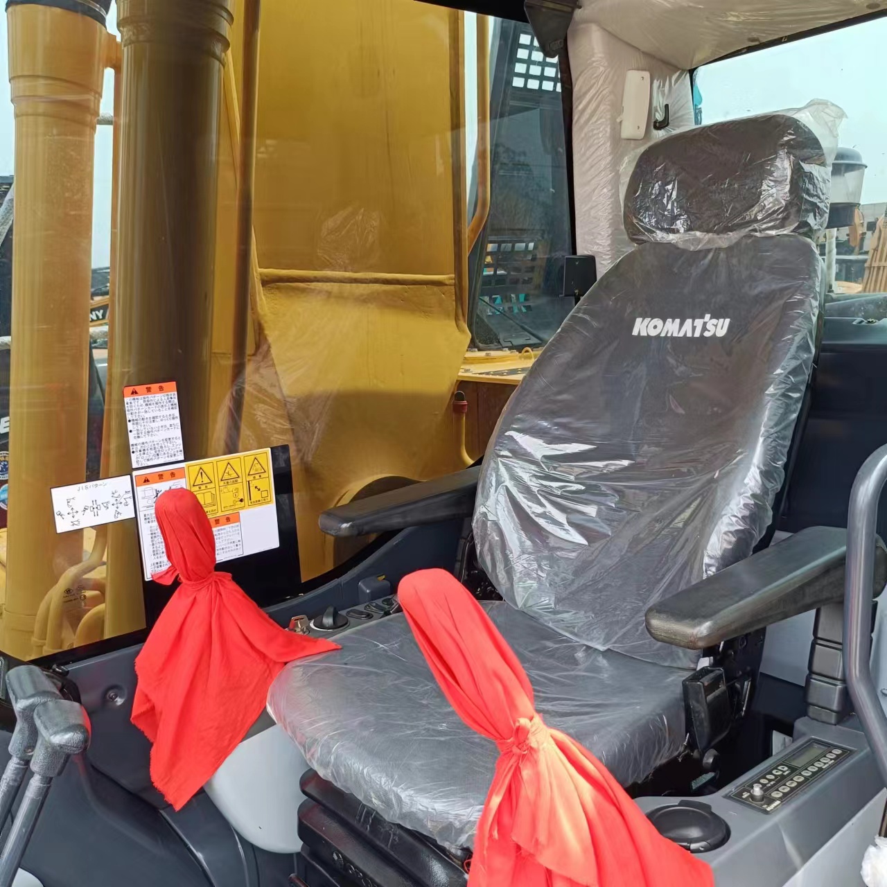Moving Type Crawler Excavator Japan Make Komatsu PC 220 22 Ton with Great Performance