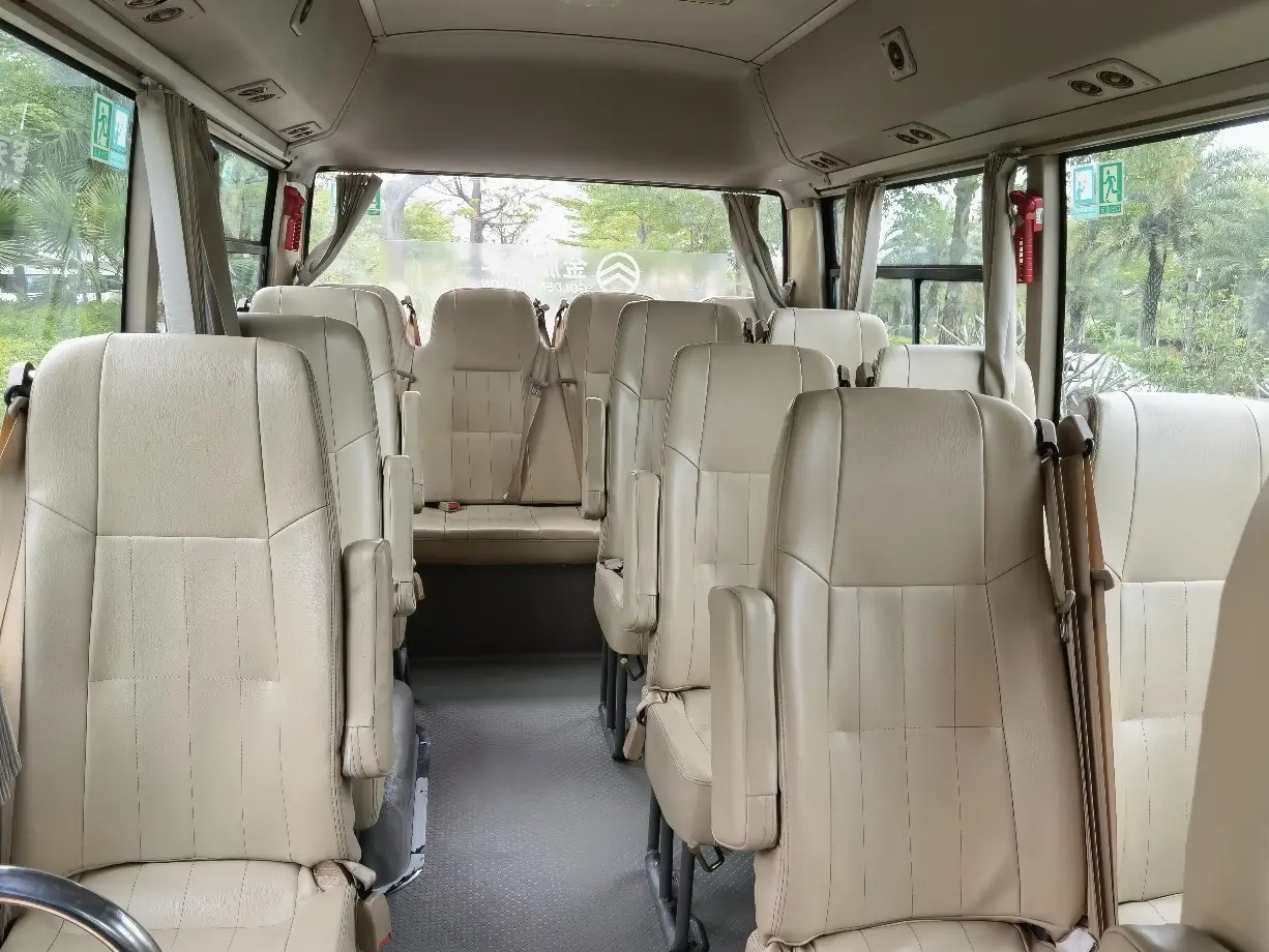 Second Hand Coaster 6 Meters Front Engine 19 Seats Used Golden Dragon Minibus XML6601 External Swinging Door