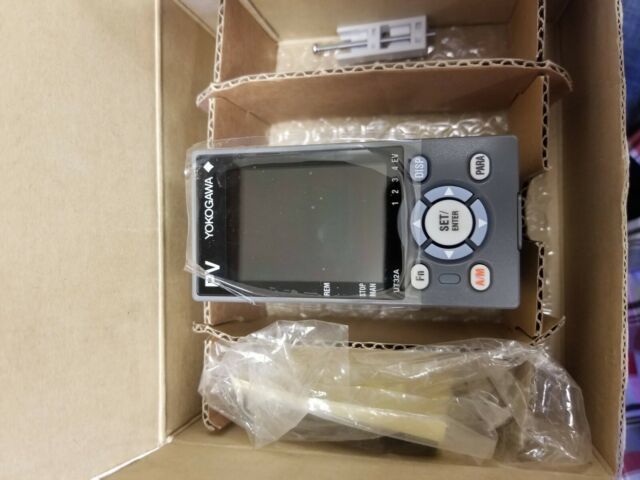 21.6VDC 28VDC Yokogawa Temperature Controller UT32A-000-11-00