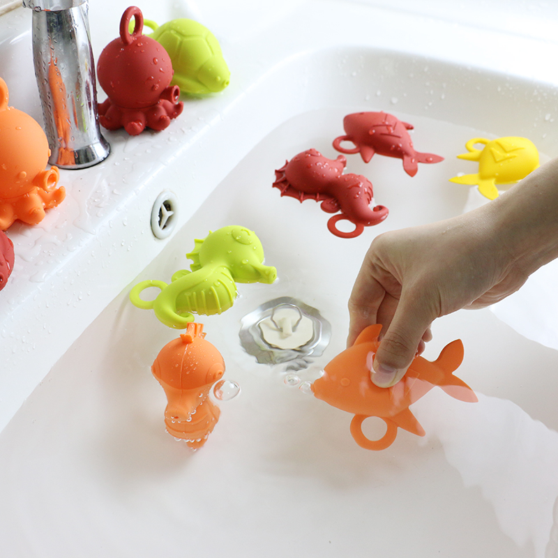 Custom Popular Silicone Ocean Animal Octopus Fish Turtle Seahorse Kids Baby Bath Toys Gift Set Water Spray Squishy