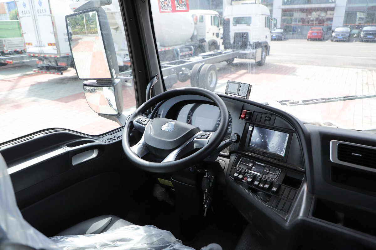 Diesel 10-Speed 290hp 4X2 9.45m Deflector Row Half Cab White Body SITRAK ZZ5186 Three-Door Freight Refrigerated Truck