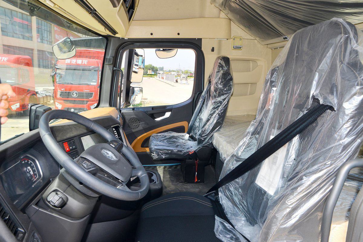 Shacman Heavy Truck High-Roof Air-Conditioning Shroud 560 Horsepower 16-Speed 6X4 AMT Tractor
