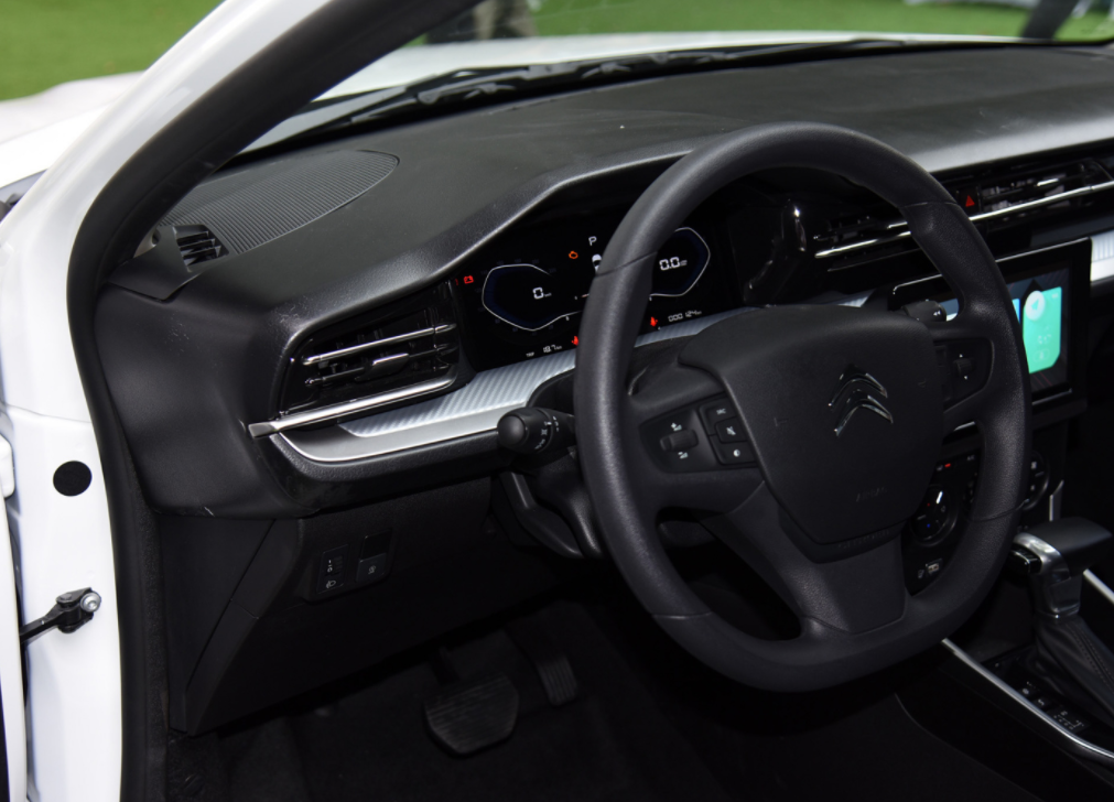 DongFeng Citroen C3-XR 5-Seat Small SUV Made in with 2655mm Wheel Base and Battery Capacity of kWh