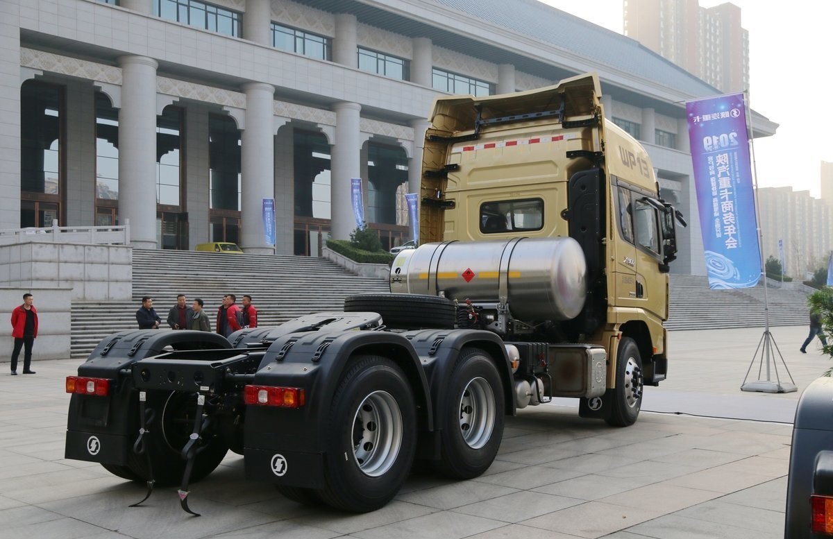 X3000 Highly 2000mm Euro 2/Euro 3/Euro 5 Tractor Truck with Engine Capacity 8L and Air Suspension