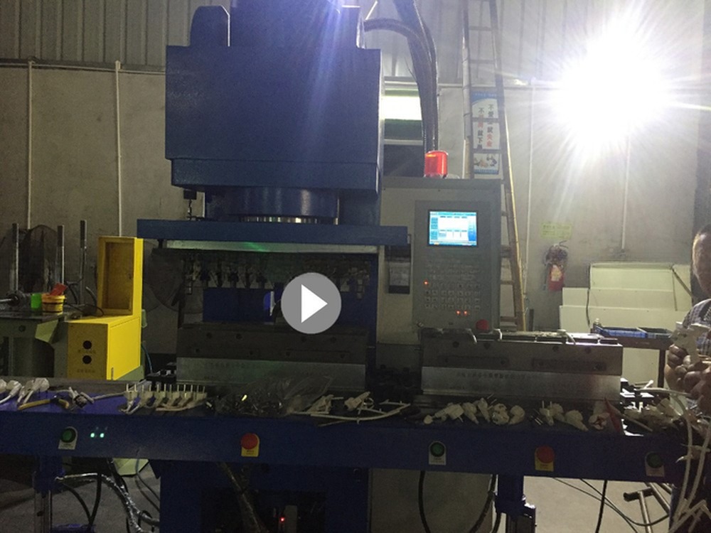 Hydraulic Double Slide Injection Molding Machine 85T 267 Cm3 Theoretical Shot Volume