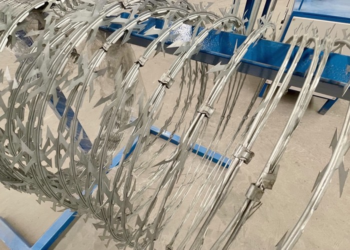 50X100mm 40X80mm Double Strand Razor Barbed Wire Fence Welded Razor Barbed Wire Mesh Fence