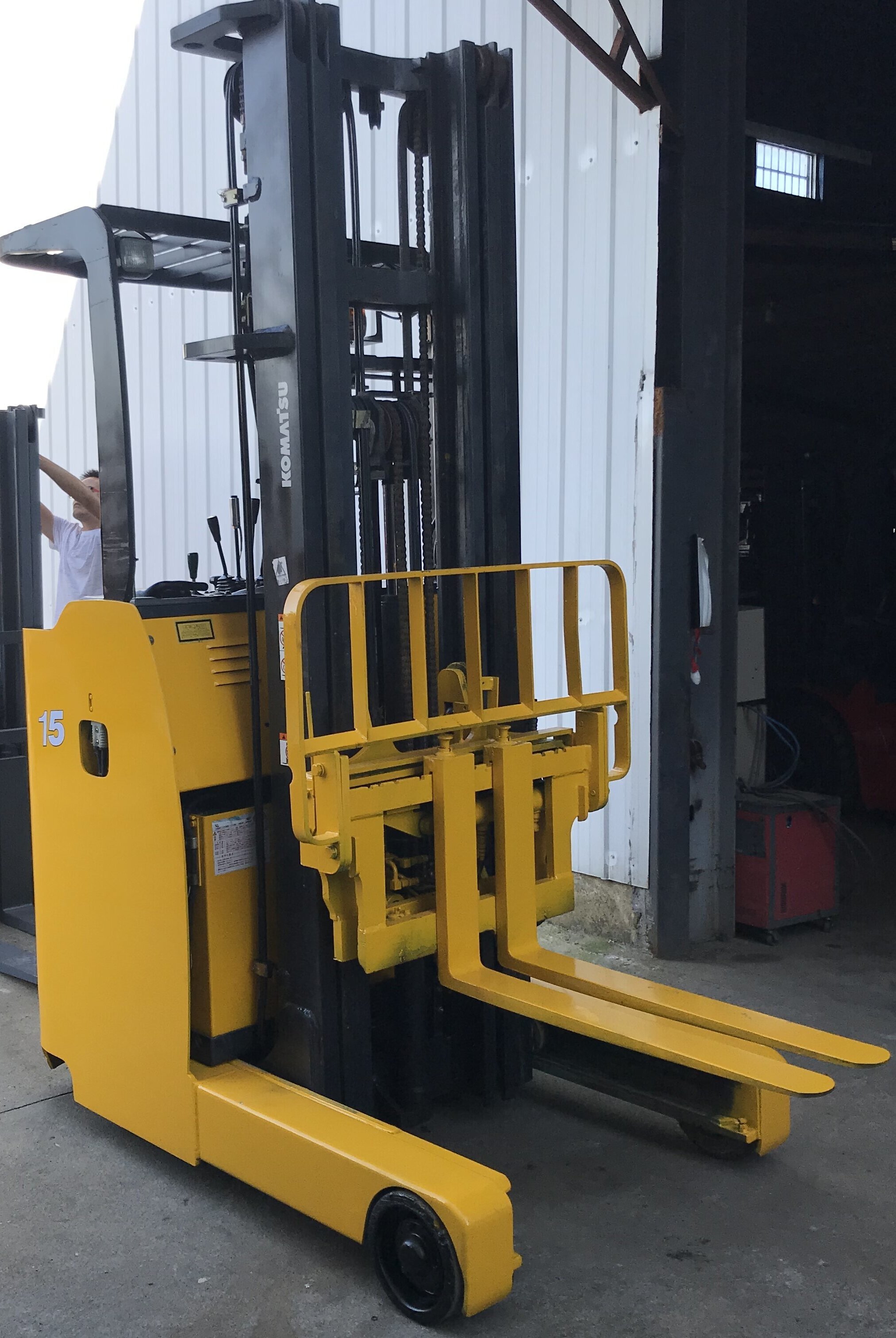 Komatsu 1.5ton Electric Reach Truck Used Stand-On Three-Stage Mast Battery-Powered 1.5ton 6m Electric Forklift