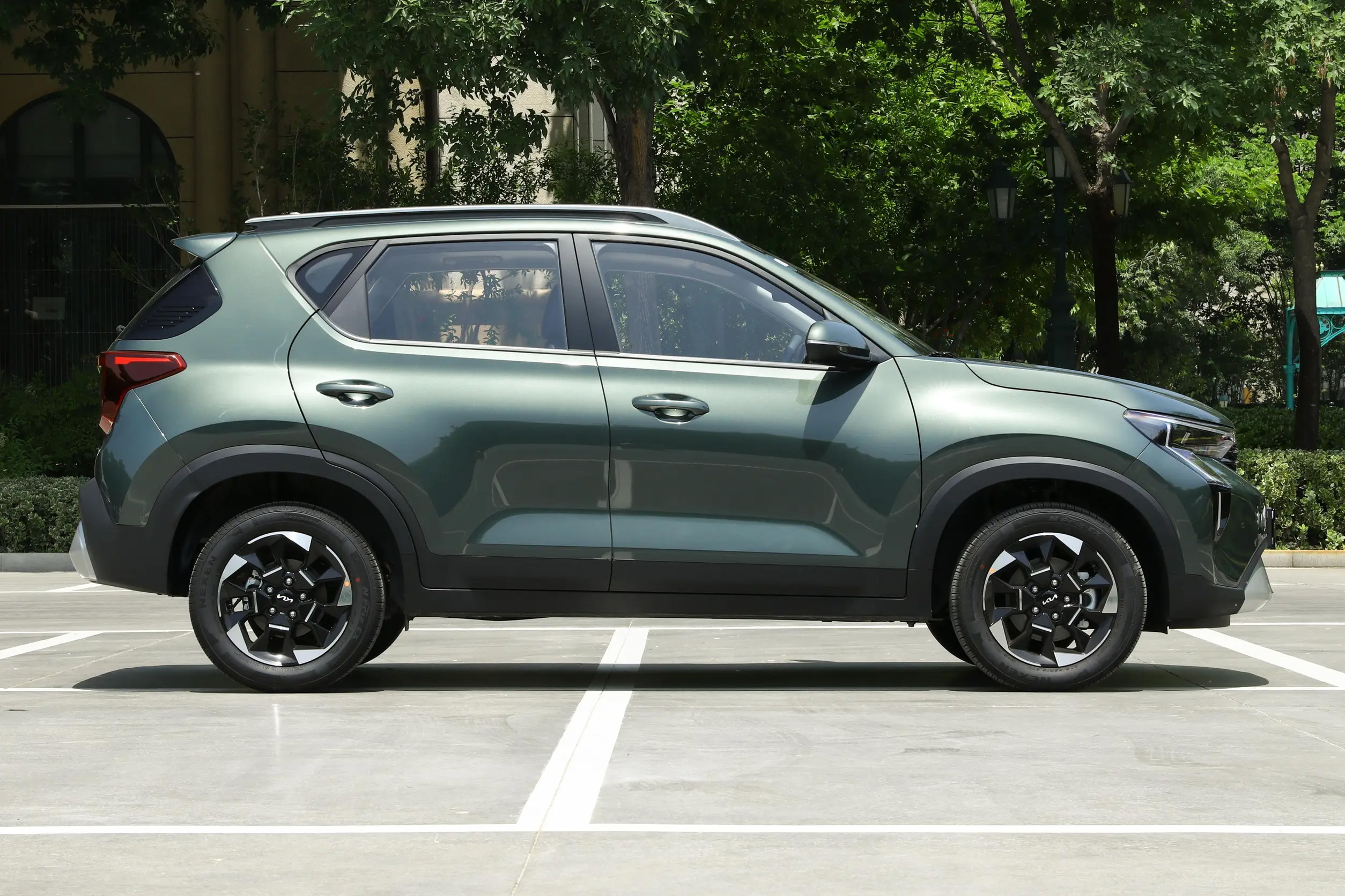 Euro VI Emission Standard Sonet Car Manufactured Small SUV with 5 Seats and Automatic Gear Box