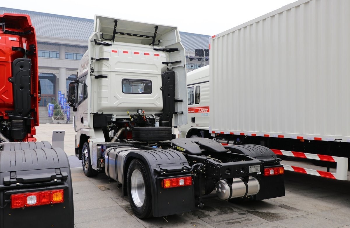 Shacman X3000 Tractor Truck Euro 5 with 6 Cylinders and 25000 kg Gross Vehicle Weight