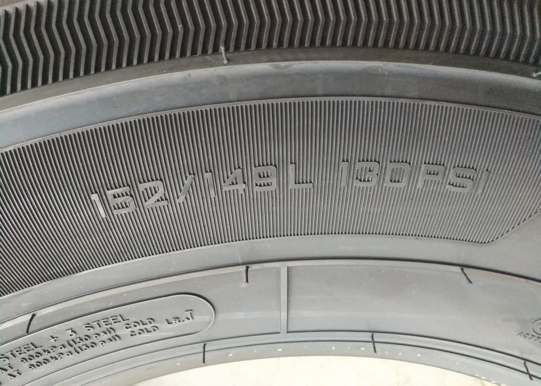 Block Pattern Highway Truck Tires Natural Rubber Materials 295/80R22.5