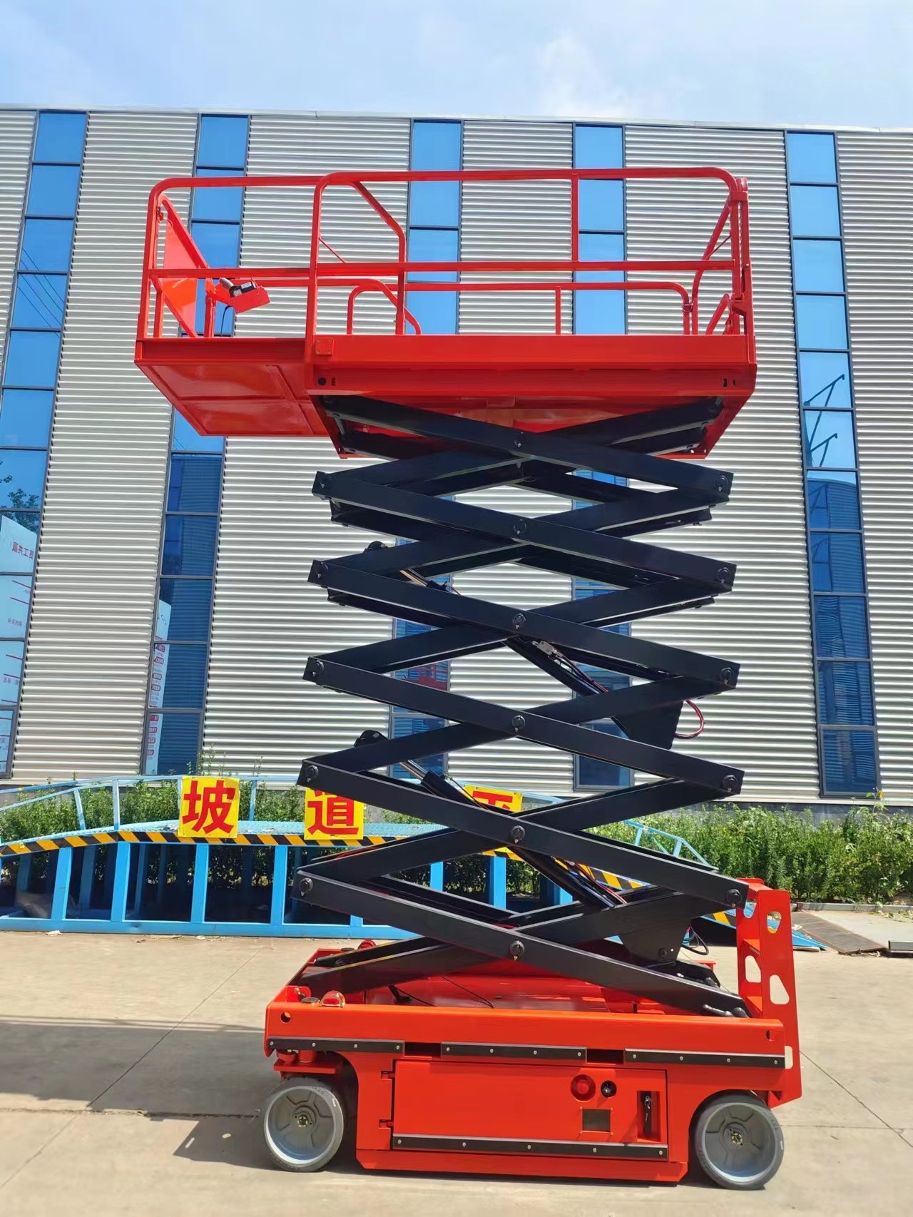 High Rise Telescopic Work Platform for Elevated Aerial Working 3.2km/h Travel Speed