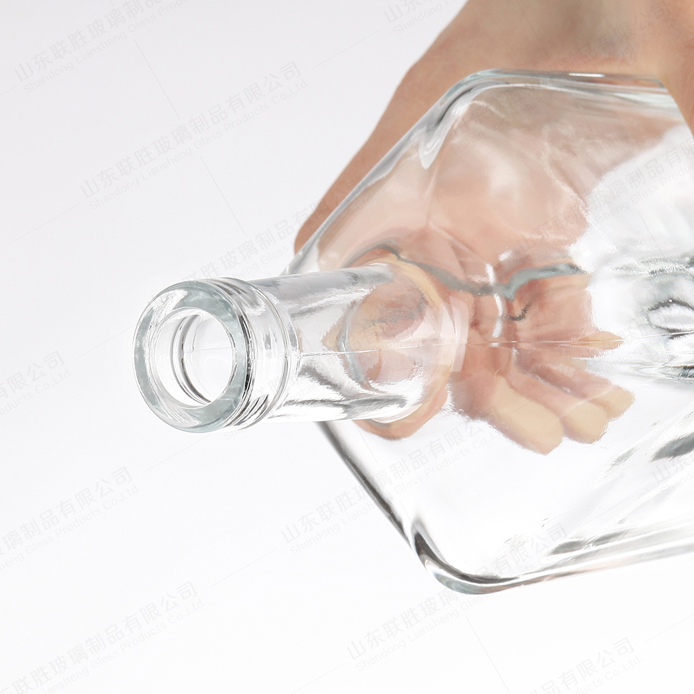 Customized Glass Bottle 70cl 75cl Square Whiskey Spirit Glass Bottle with Custom Cork