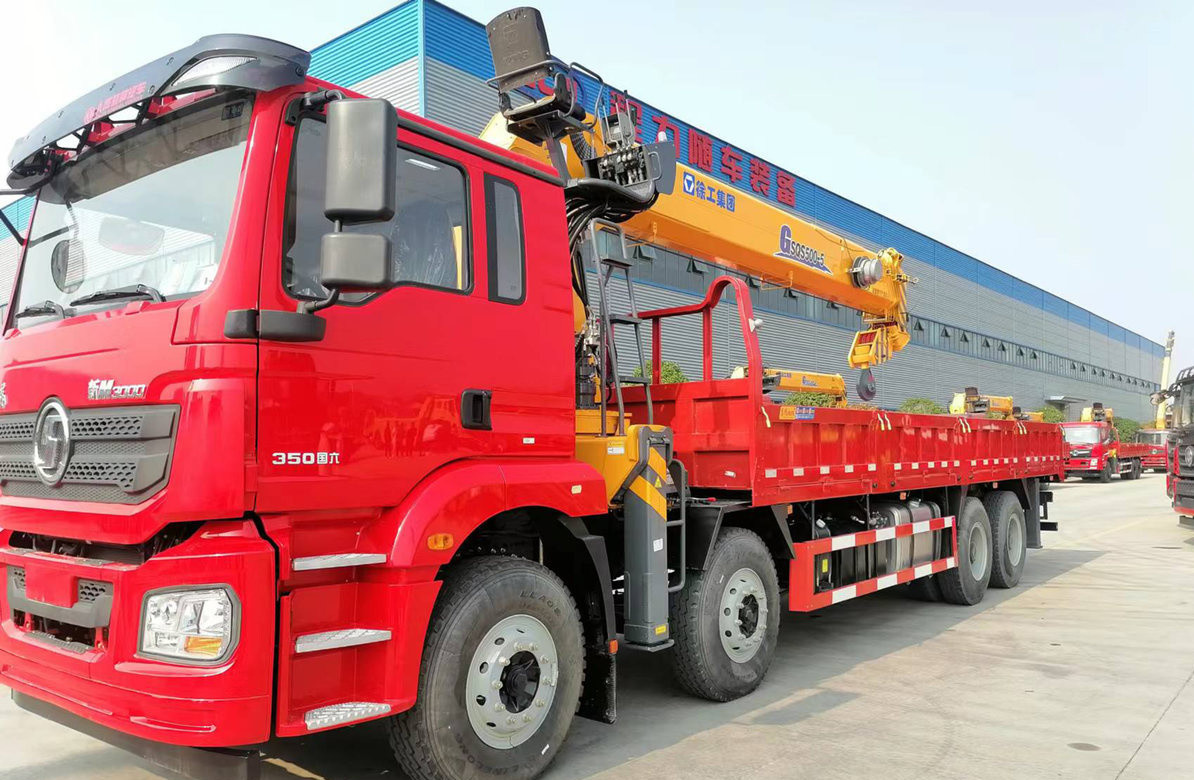 20 Ton Truck Mounted Crane Shacman 8×4 Flat Bed Box 5 Section Arm 23.7 Meters Long