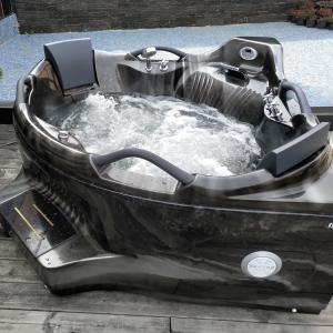 China Jacuzzi Whirlpool Corner Jetted Tub 2 Person Sex Massage 1560x800mm on sale