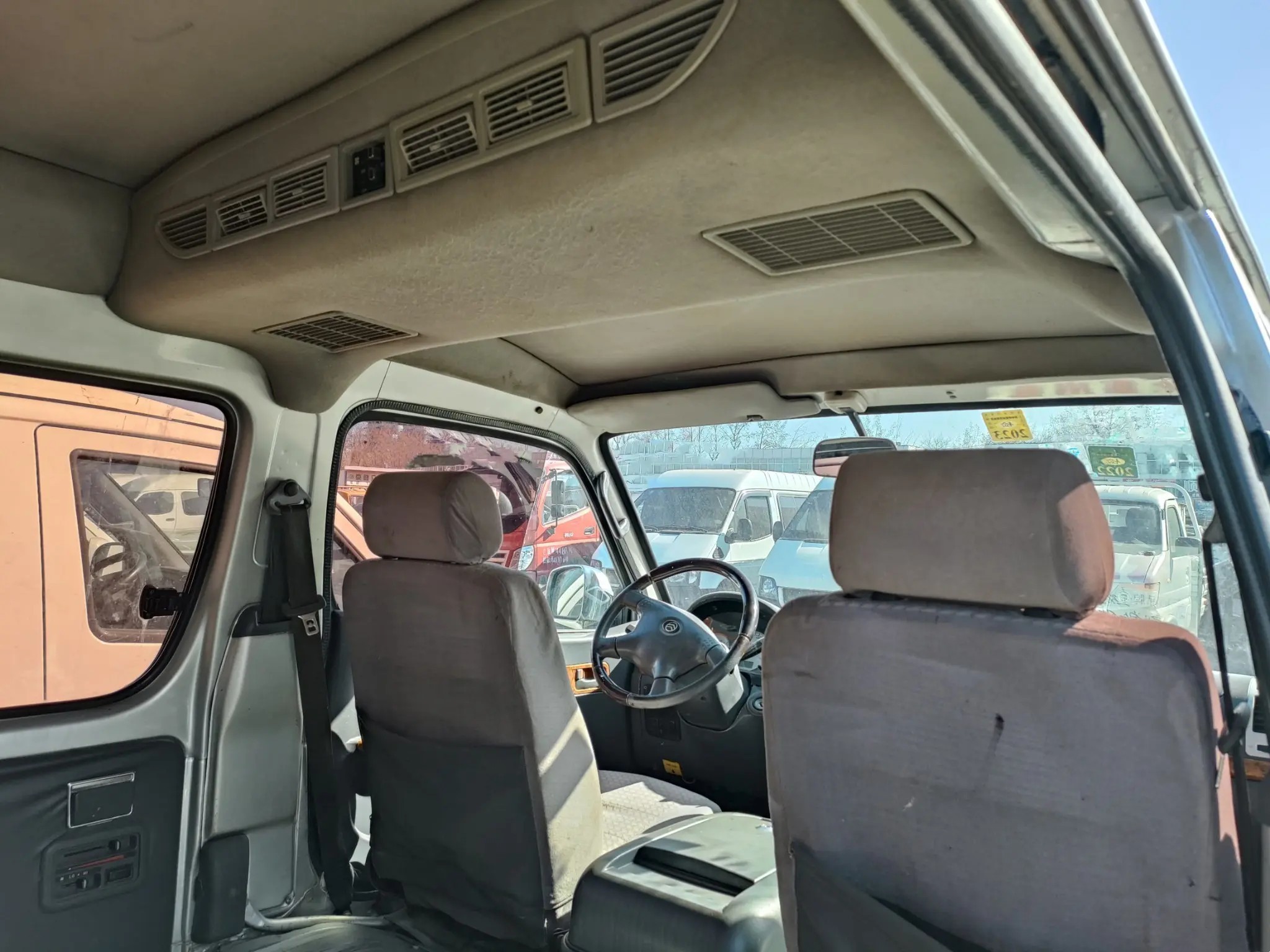 Used 14 Passenger Bus Air Conditioner Sliding Window 14 Seats Diesel Engine Golden Dragon Hiace XML6532
