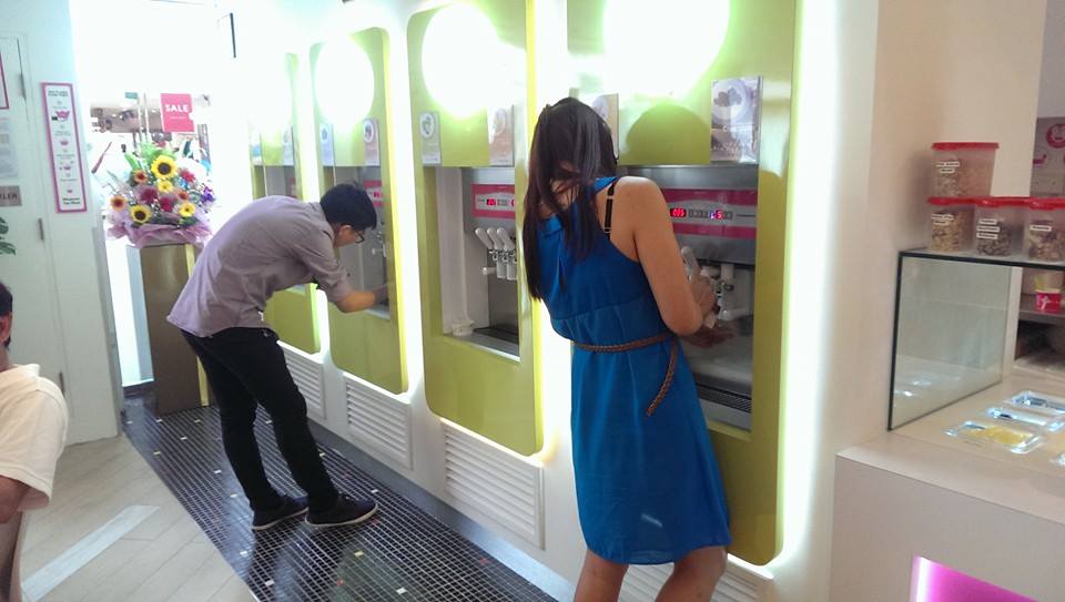 Frozen Yogurt machine Soft Ice Cream Machine adopt by Chill,Yogurberry.OceanPower OP138C Floor Standing.Very Reliable.