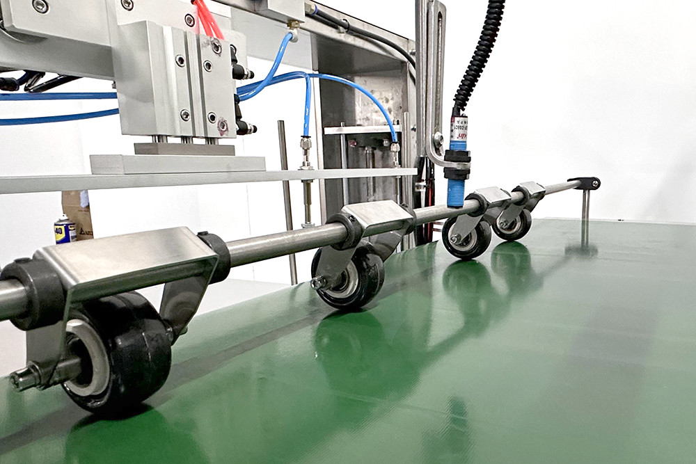 YM210D Automatic Labeler Machine Pouch Paging Function For Small Bag Stand-up Pouches
