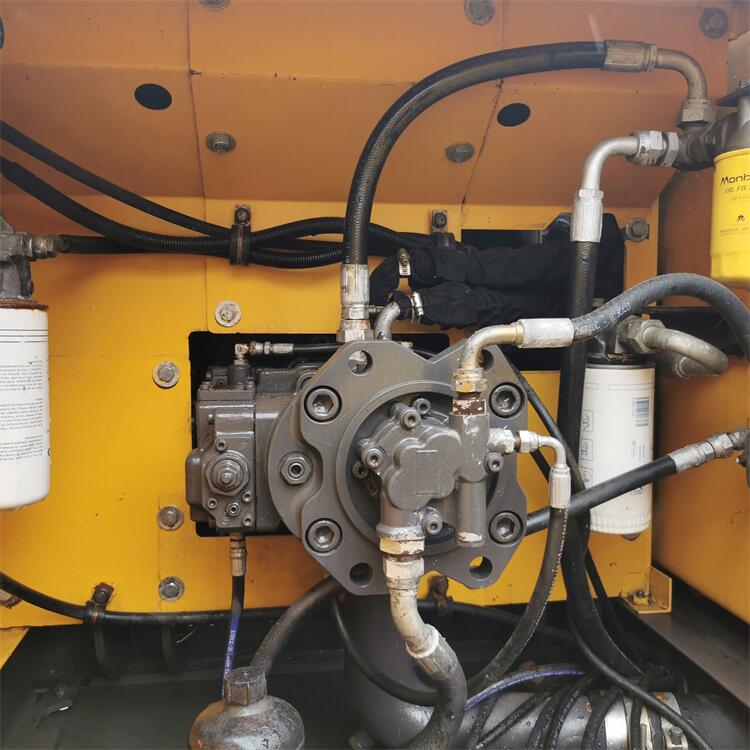 20 Ton Volvo 200DL Used Excavator Crawler in Shanghai with Moving Type Crawler Chain