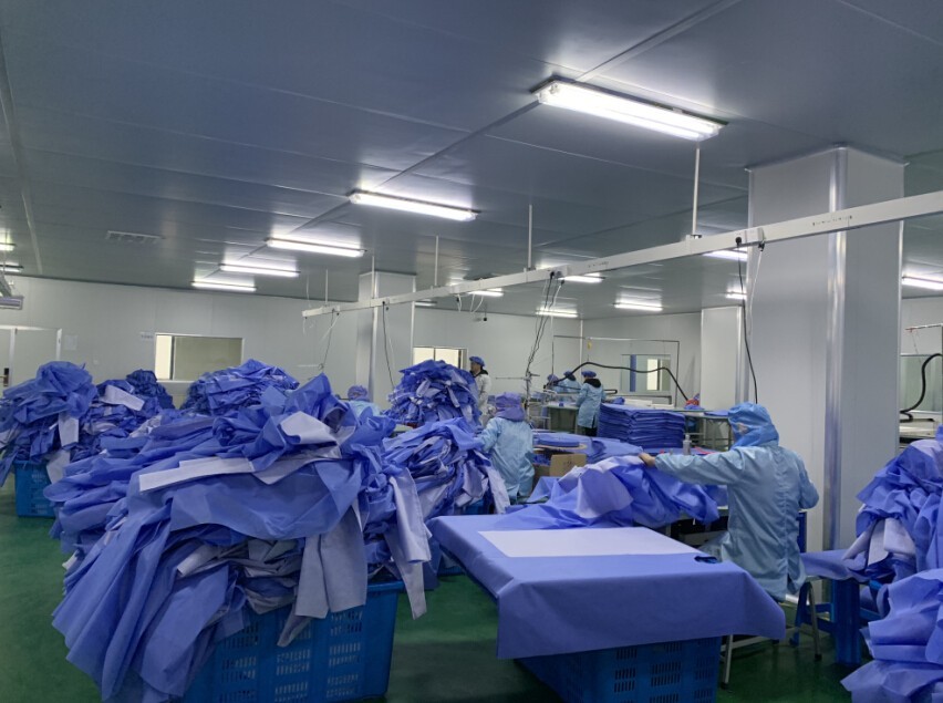 Sterile Disposable Protective Gown Anti Wrinkle Customized Logo