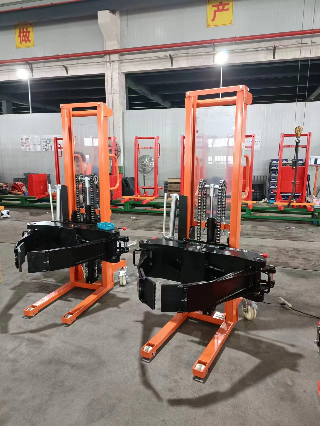 Easy-to-operate manual paper roll stacker roll lifter with clamps and nylon wheels 90 180 360 rotation