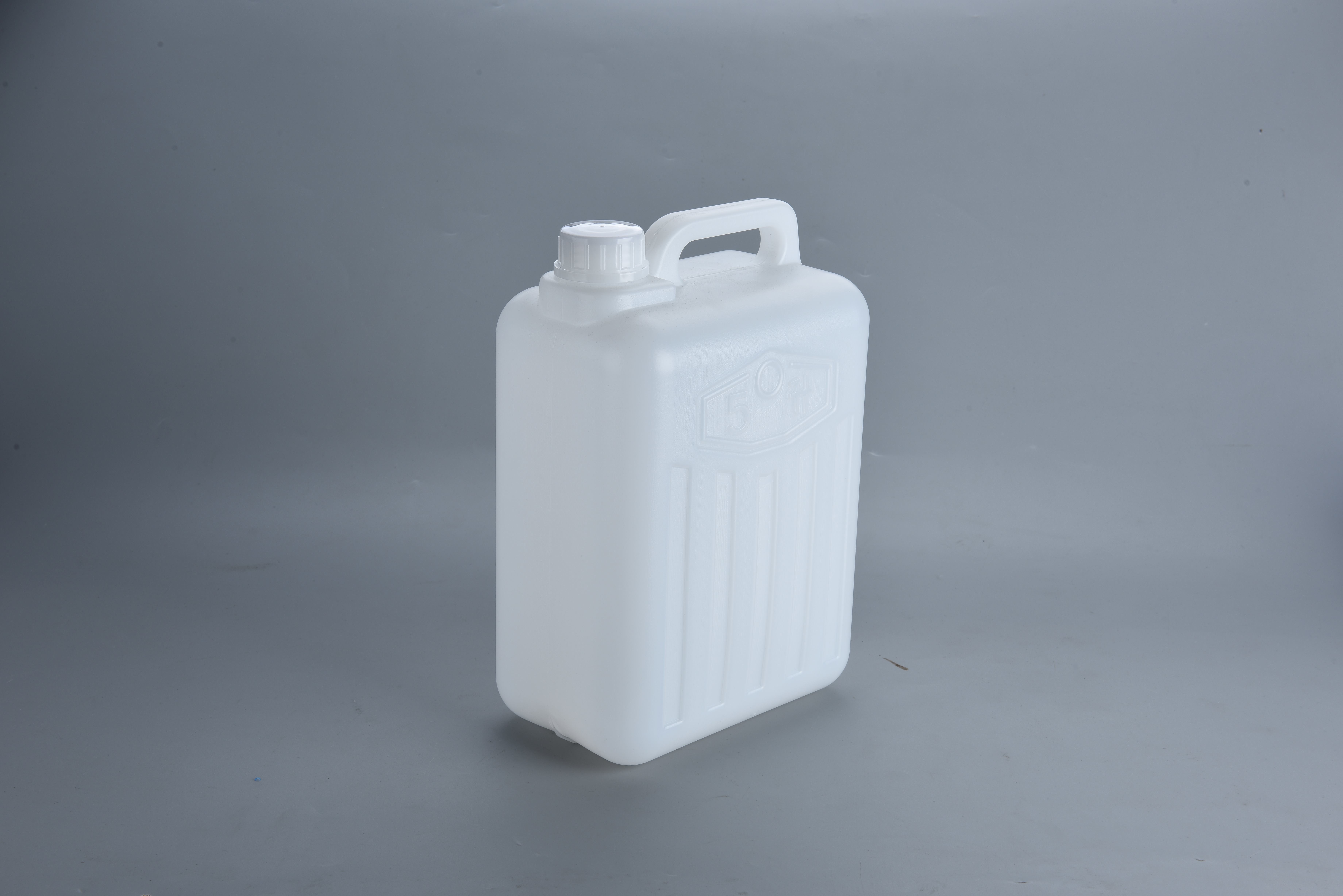 5L Extrusion Blow Moulded Plastic Jerry Can White Color And 2mm Wall Thickness For Durability