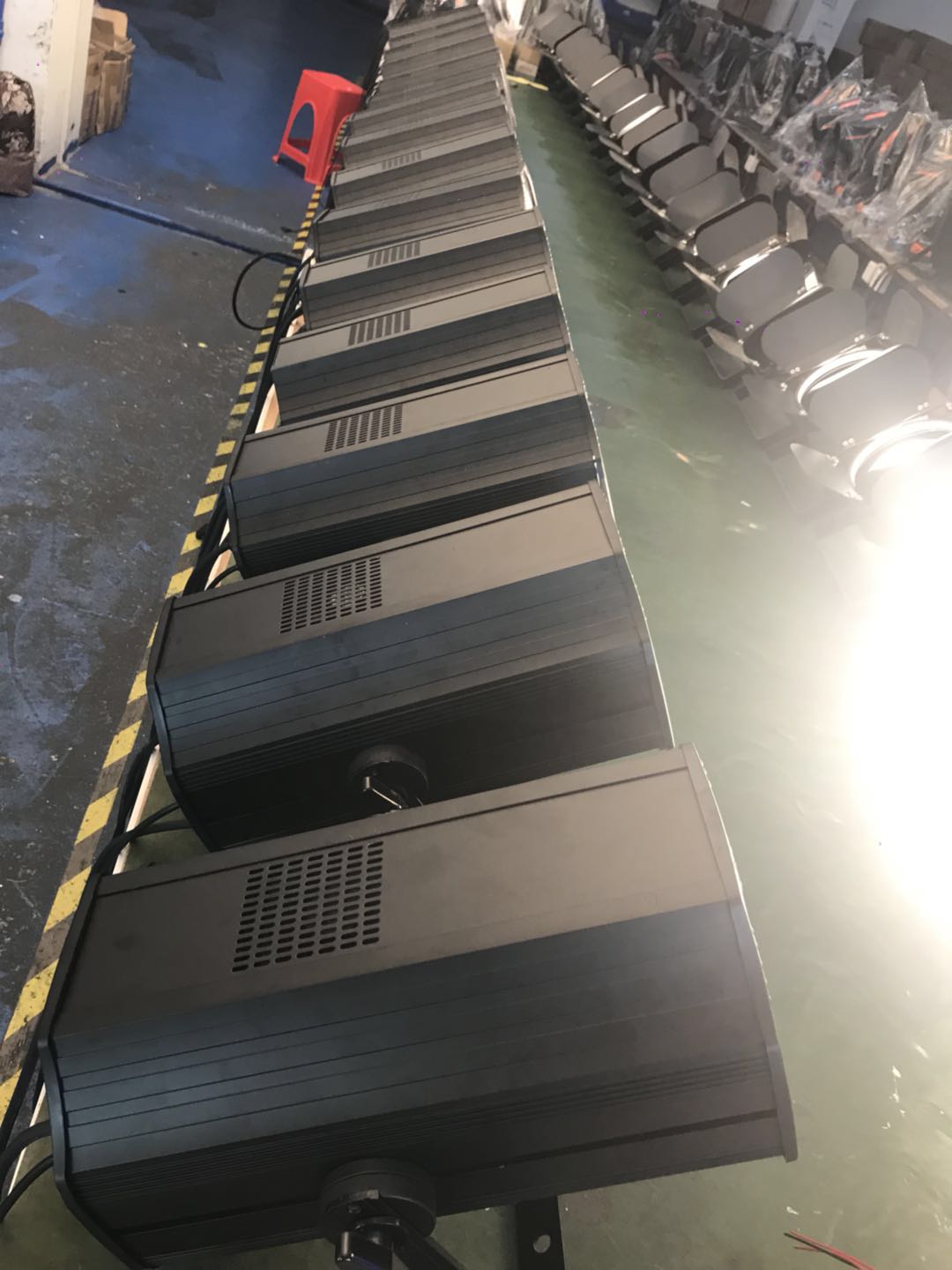 200W COB LED Zoom Par Light for Studio Theater Disco Audience Blinder