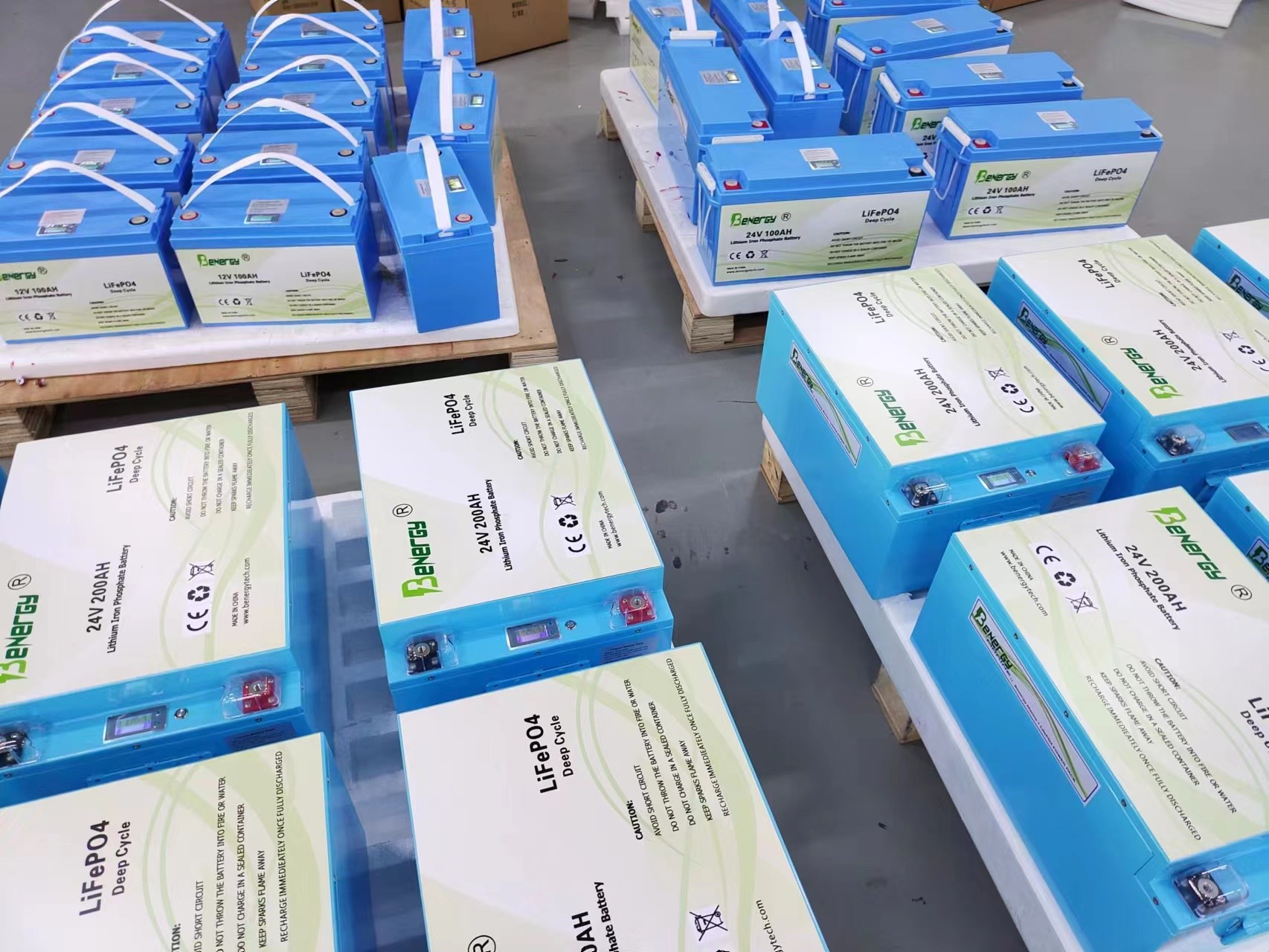 Plastic Rechargeable LiFePo4 Battery Pack Bluetooth 12V 100AH Replace Lead Acid Battery Electric Vehicle
