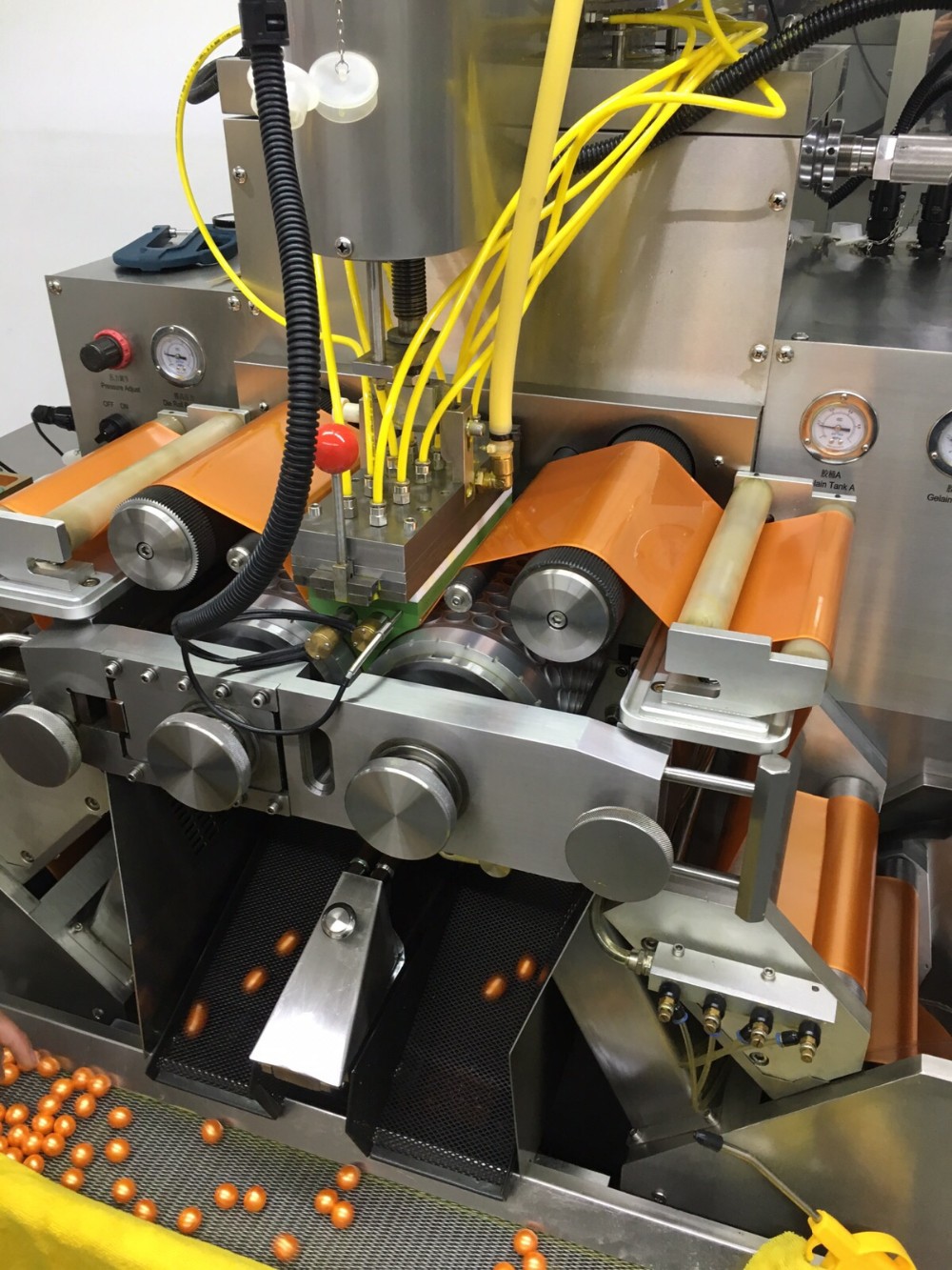 S403 Roll Type Soft Capsule Paintball Machine Automatic Production Line 4 Inch Die Roll