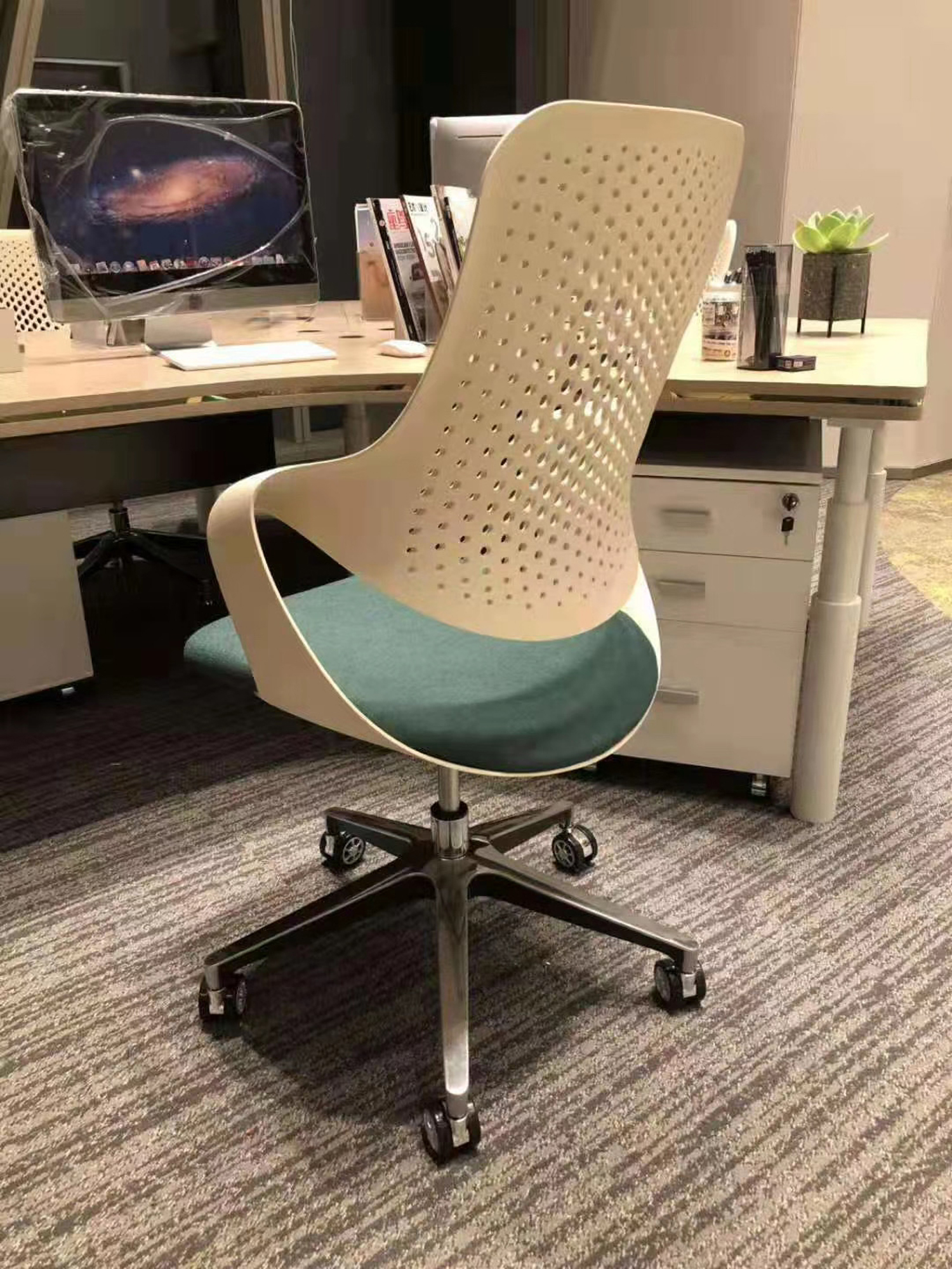 Adjustable Modern Plastic Office Chair for Computer Desk Luxury Cadeira de escritorio