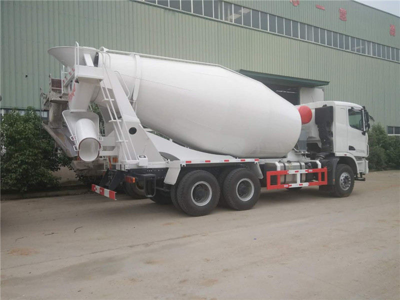 High Performance Euro 3 Concrete Truck With 9726ml Displacement For Smooth Operations