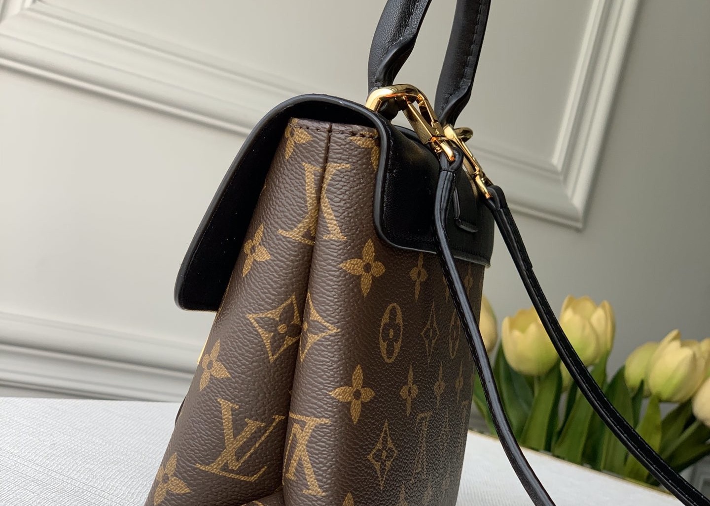 Women'S Black Handhold Luxury Bucket Bag With Lock Catch