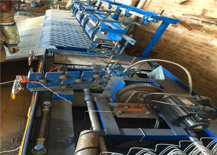 Semi Automatic Chain Link Fence Machine , Cattle Fence Machine With Compact Roll